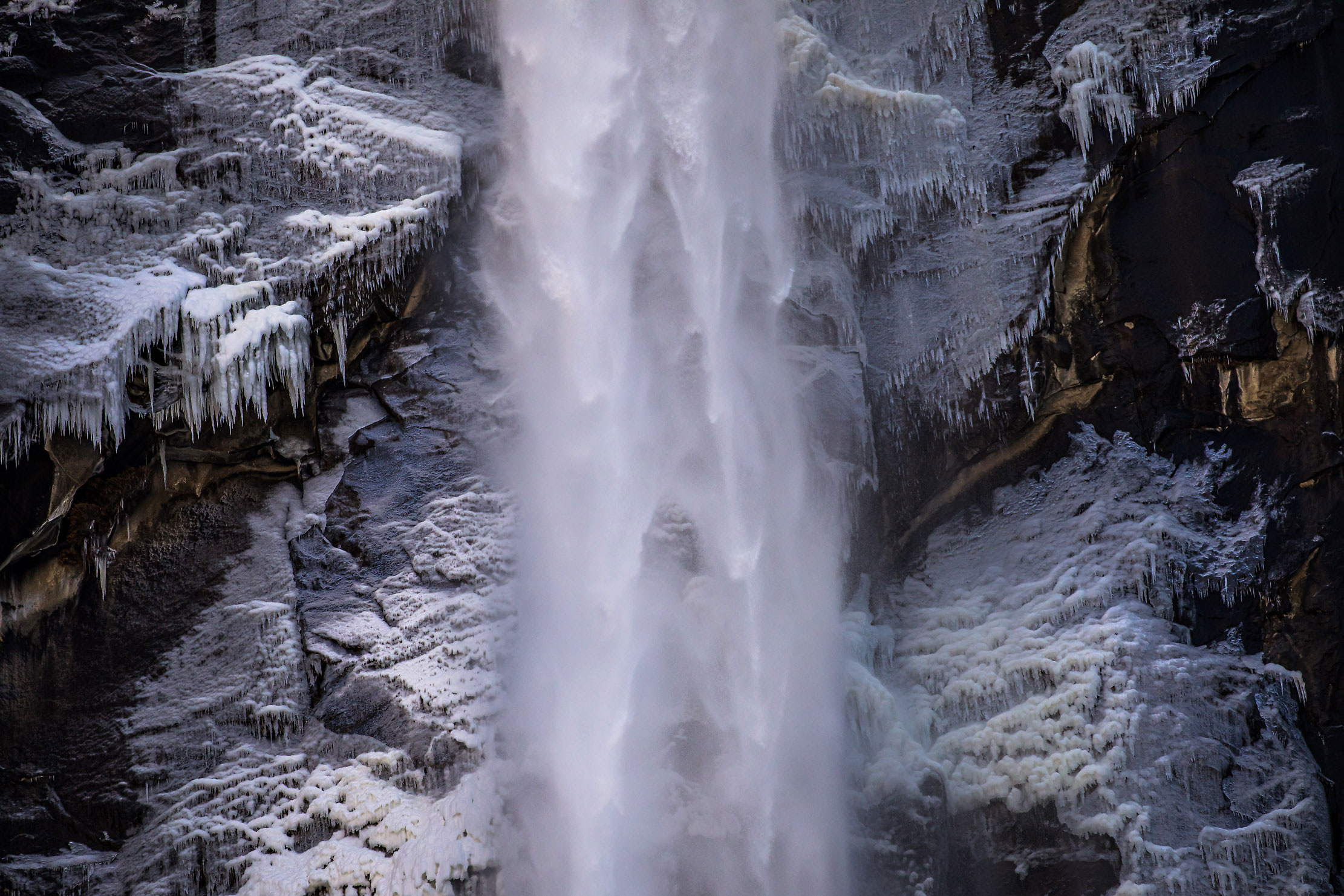09-Yosemite-Bridalveil-Falls-winter-ice