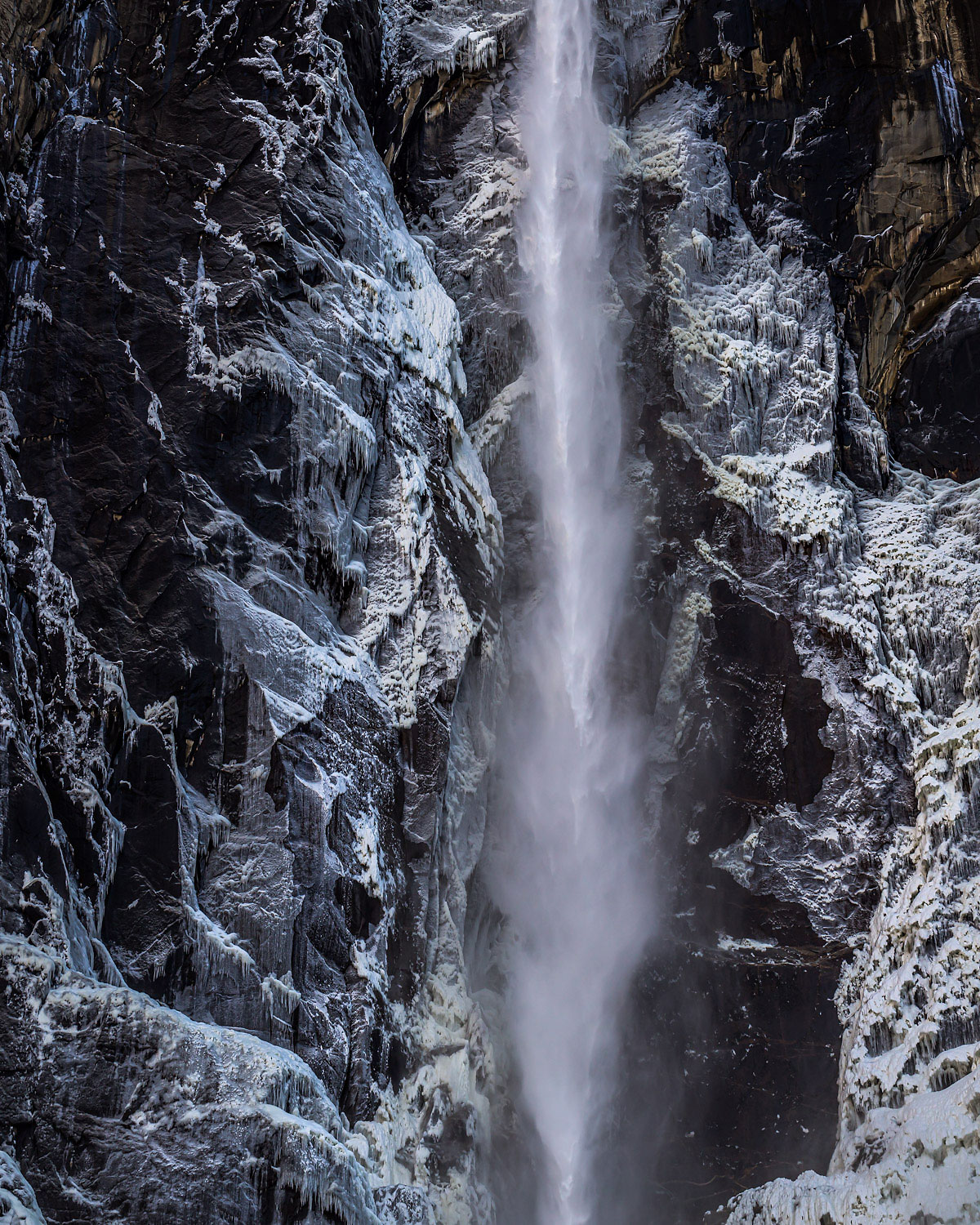 16-Yosemite-Bridalveil-Falls-winter-snow