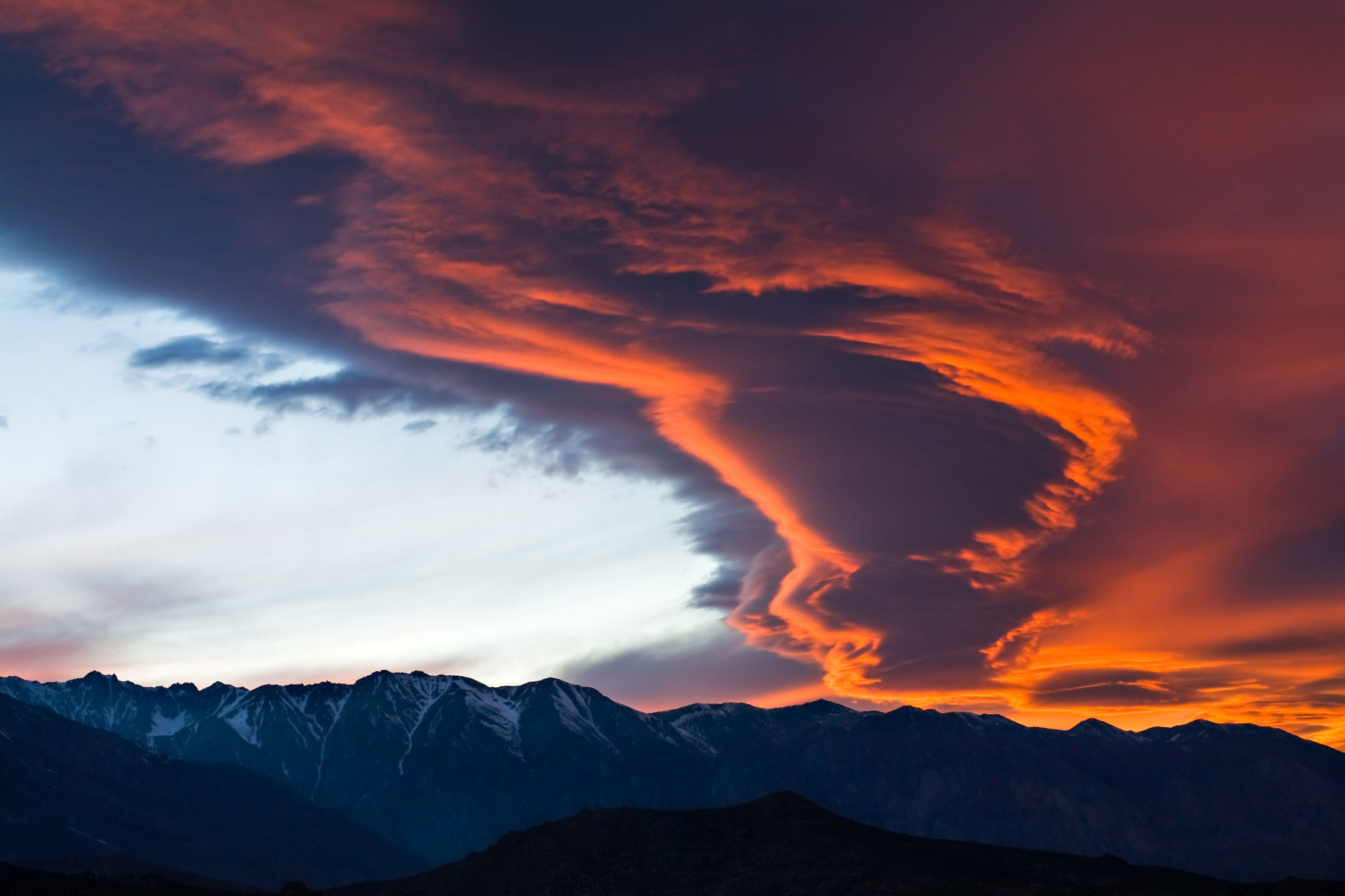 26-Eastern-Sierra-red-clouds-wave