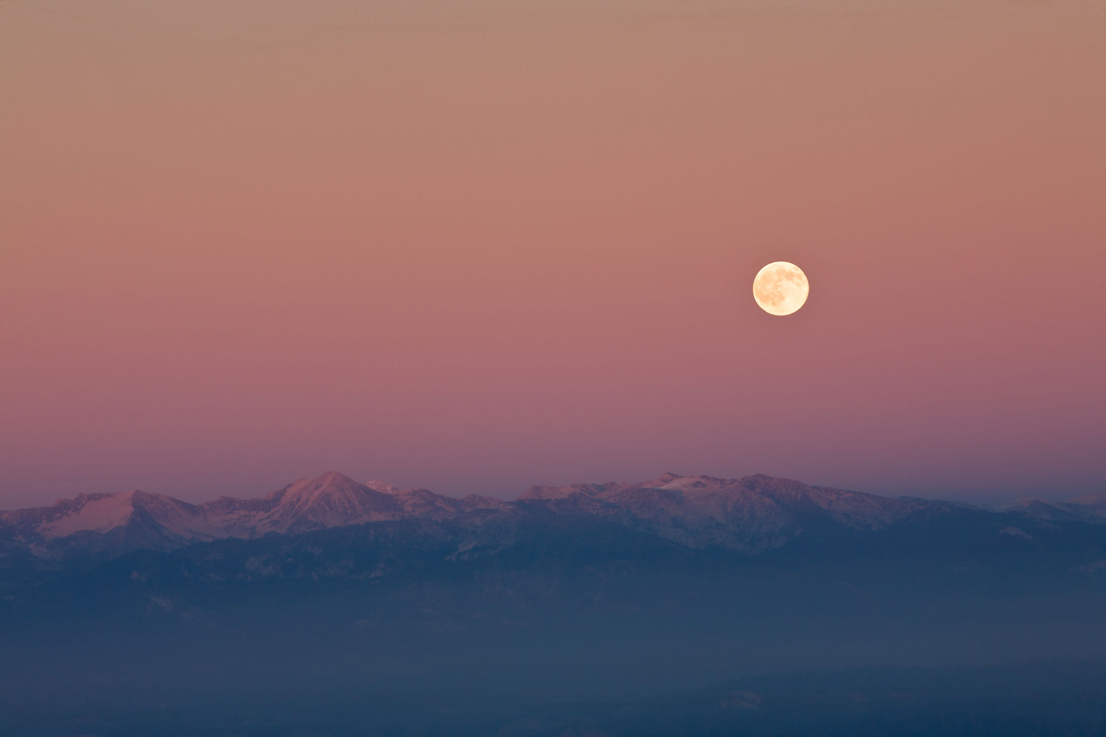 29-Eastern-Sierra-pink-dusk-full-moon