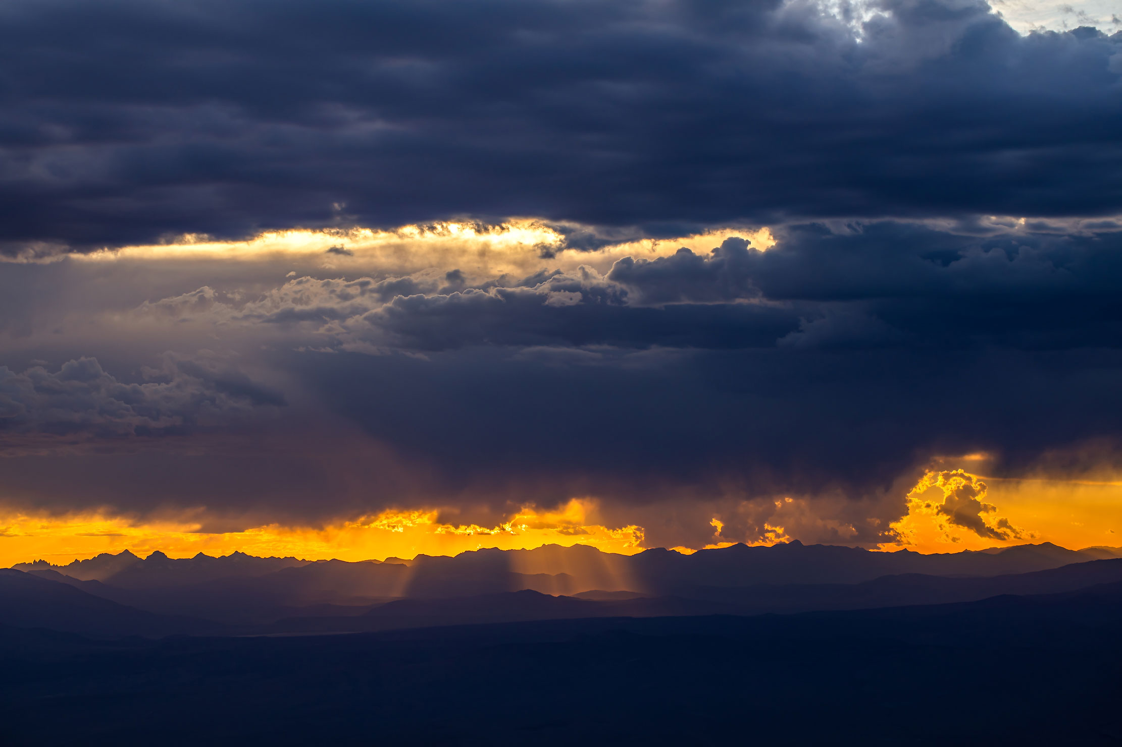 54-Eastern-Sierra-sunset-mammoth-skyline