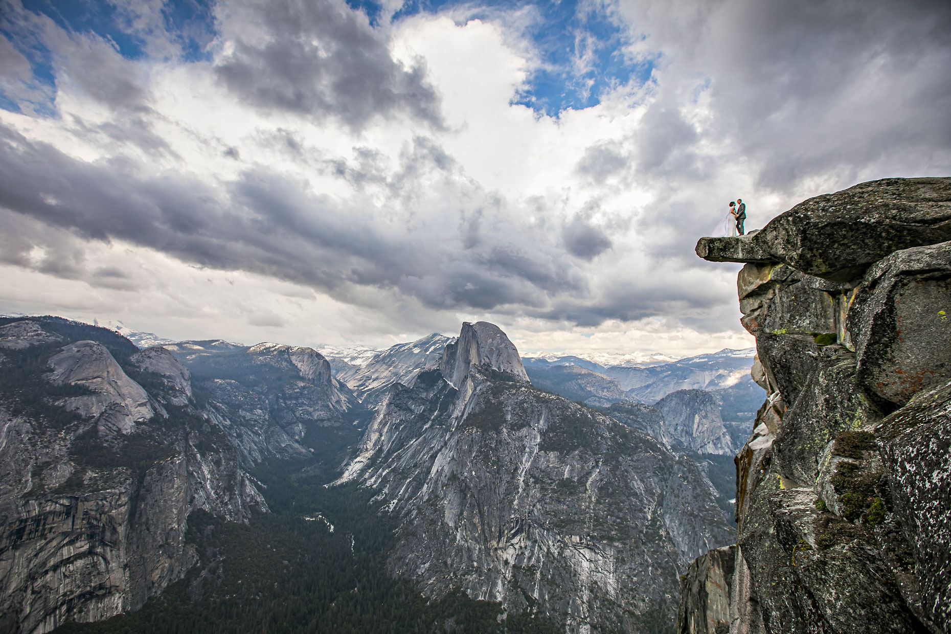 Yosemite adventure elopement photographer at Glacier Point.