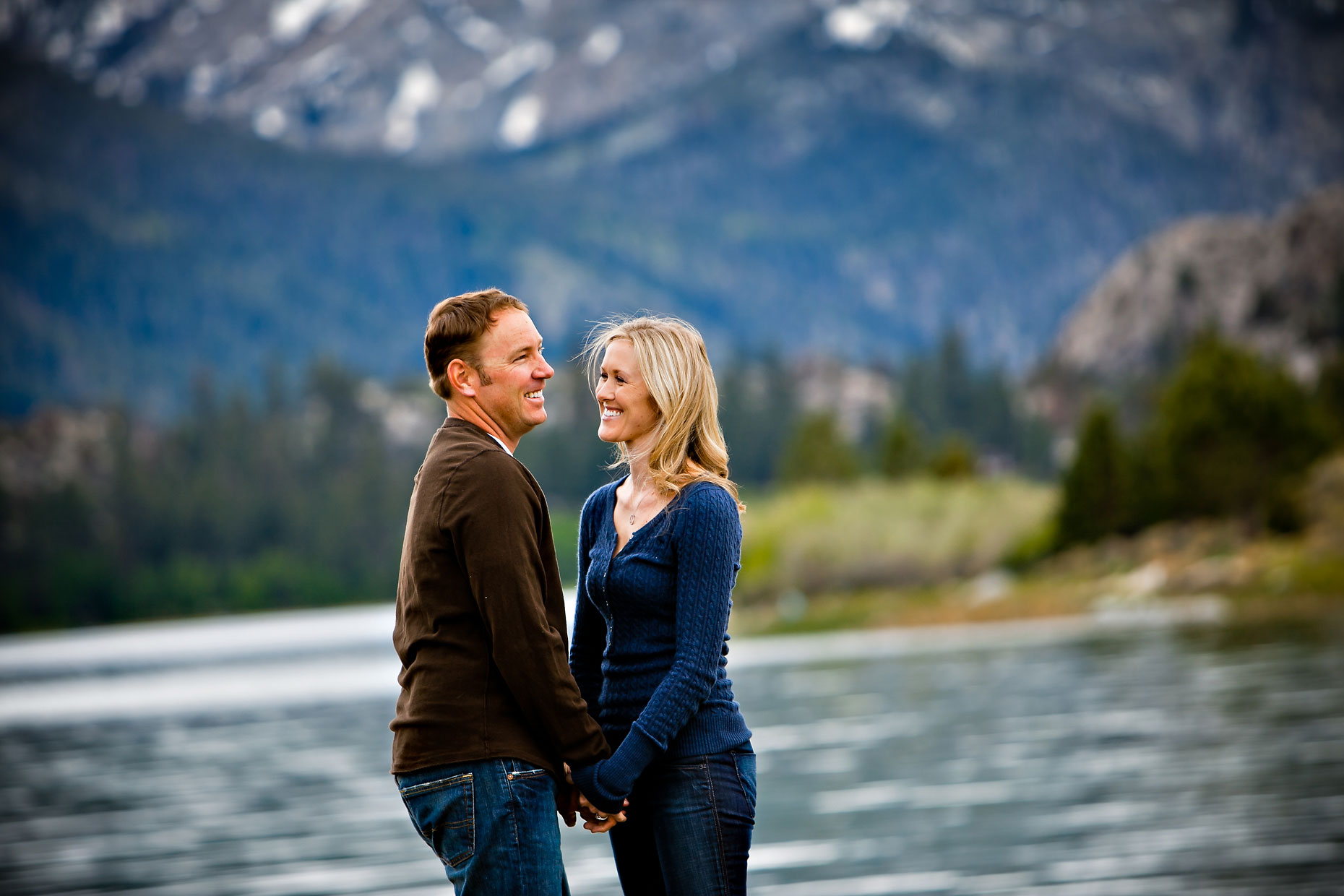Mammoth Lakes & Eastern Sierra adventure couple photographer.