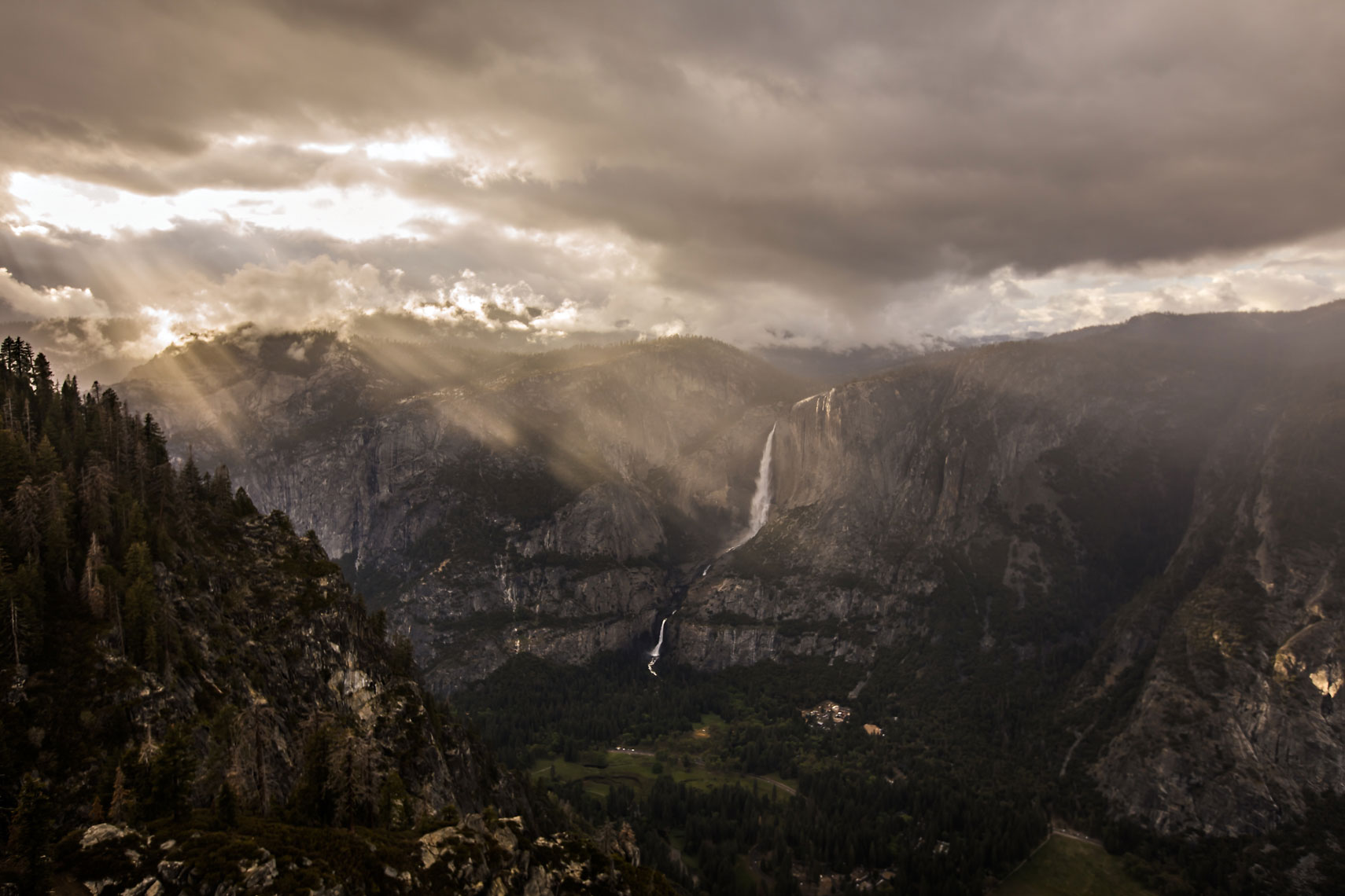 Yosemite Falls Godrays